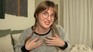 Emma Ruby: ASMR Fuzzy Sounds with my New Sweater